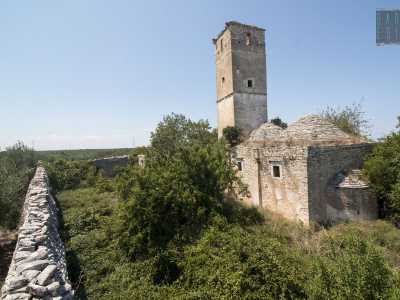 Termina qui la nostra visita al complesso, sul quale aleggia la leggenda di un tesoro che sarebbe stato nascosto nei dintorni in previsione delle scorribande saracene. Ma di visibile e di prezioso per ora c'� solo questo piccolo angolo di storia abbandonato a s� stesso